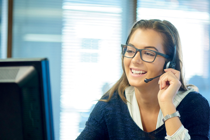 Une collaboratrice de Groupe E au téléphone avec un client