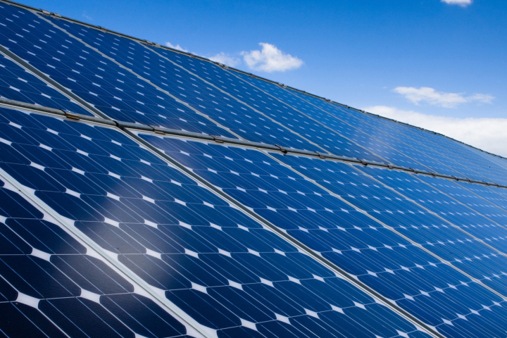 Des panneaux solaires sur le toit d'un bâtiment
