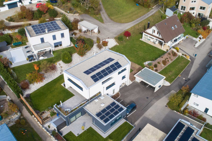 Photo aérienne de maisons équipées de panneaux solaires