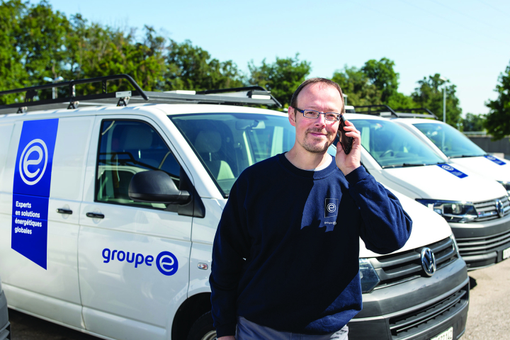 Un technicien de Groupe E en conversation téléphonique avec un client