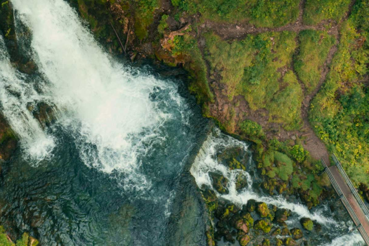 Chute d'eau vue au drône