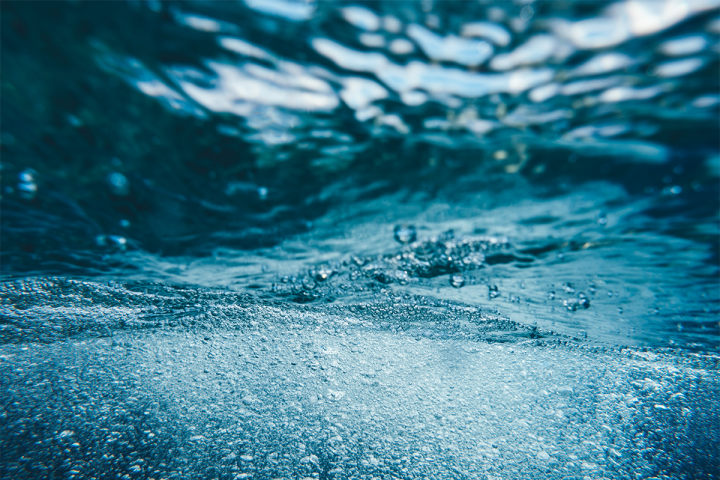 Unterwasserszene mit Blasen und gefiltertem Licht