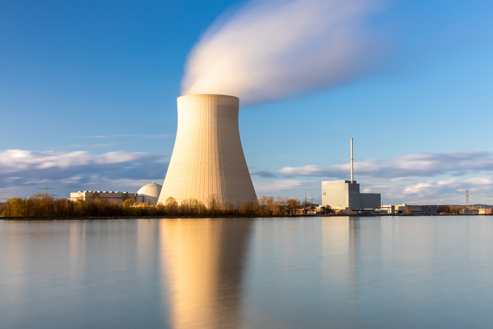 Centrale nucléaire en train de produire de l'électricité