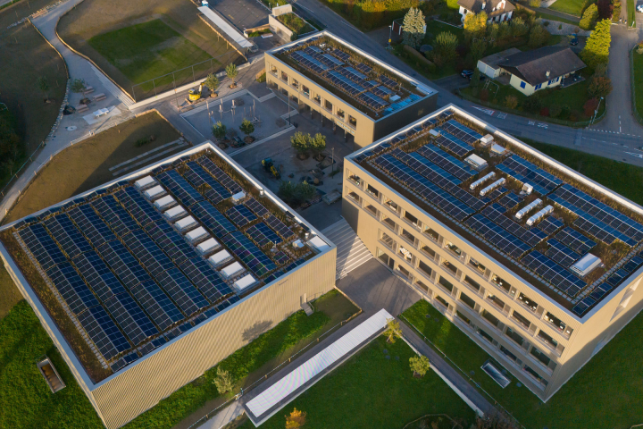 Ecole avec des panneaux solaires installés par Groupe E