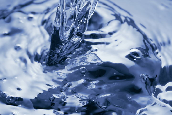 De l'eau potable, dont le réservoir a été nettoyé par Groupe E