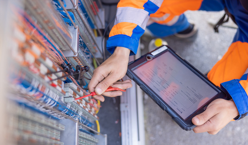 Technicien de Groupe E qui effectue un service de maintenance.