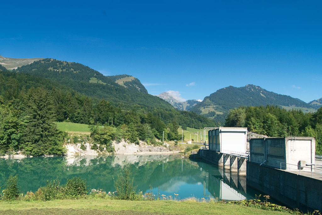 Barrage et centrale de Lessoc avec lac