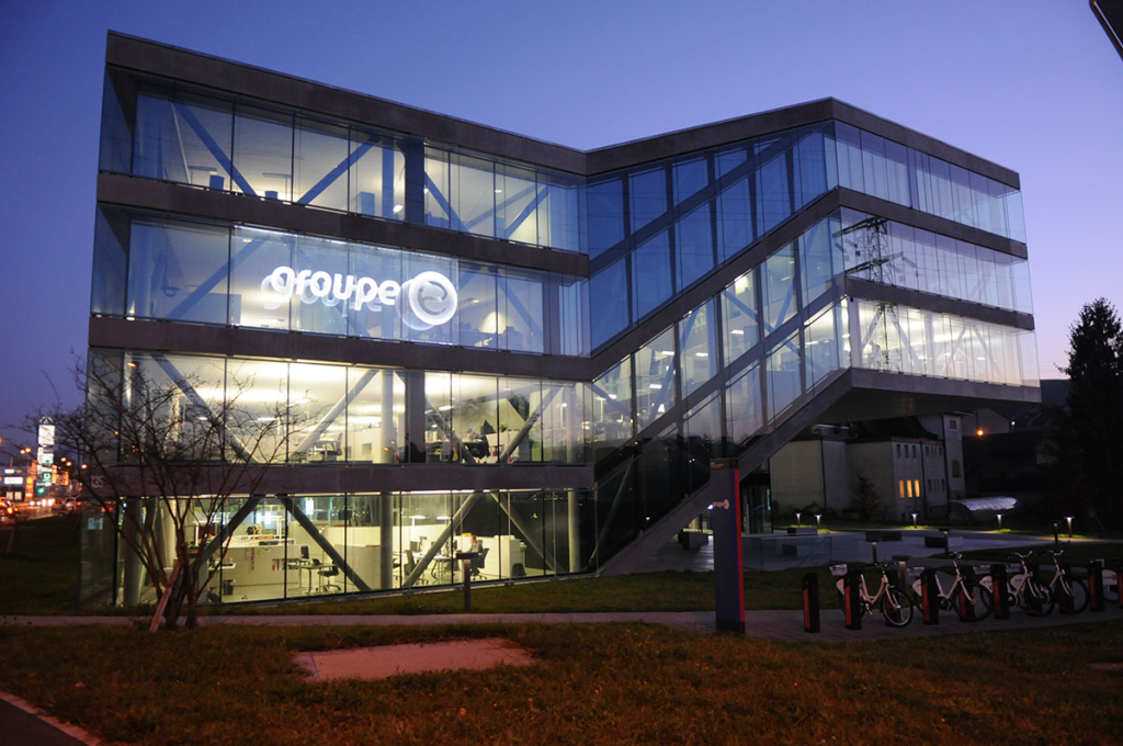 Plexus, vue de côté la nuit