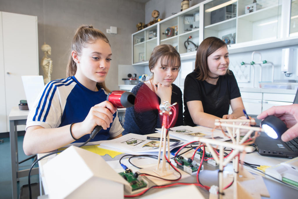 Des éleves réalisent une expérience au sein du RoadLab