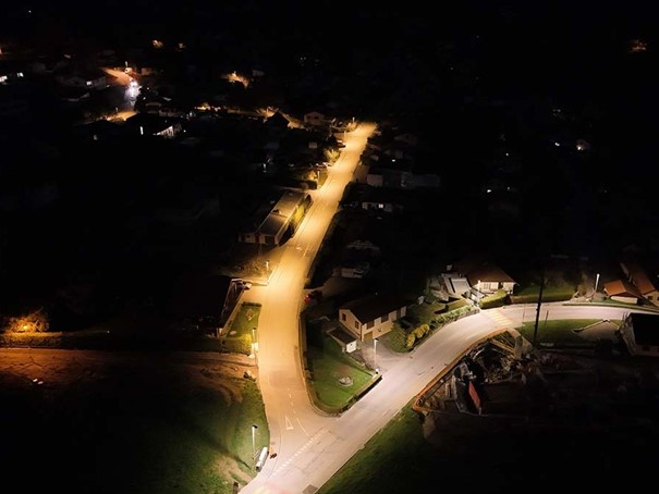 Straße beleuchtet dank öffentlicher Beleuchtung von Groupe E