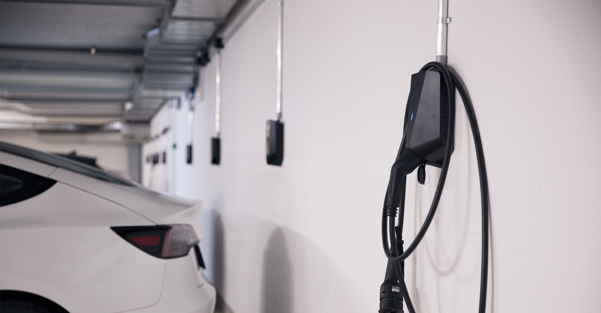 Une borne de recharge installée dans un garage sous-terrain.