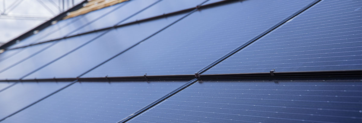 Des panneaux solaires sur un toit
