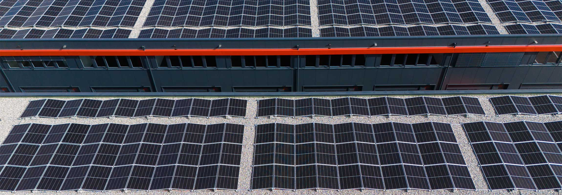 Installation solaire PV installée sur le toit d'une entreprise.