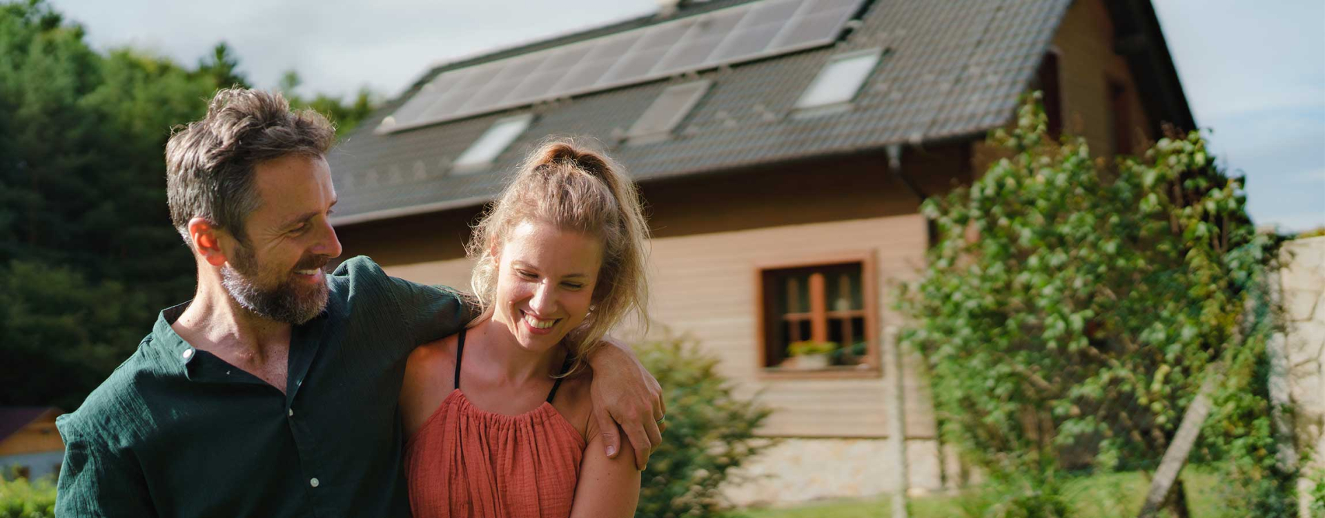 Un couple heureux suite à la rénovation de sa maison par Groupe E