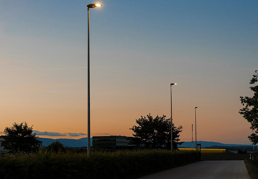 Lampadaires installés par Groupe E, dotés d’un éclairage LED basse consommation, activés automatiquement à la tombée de la nuit.