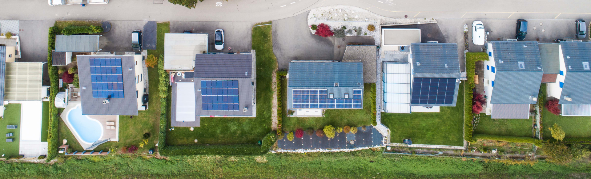 Luftaufnahme von Häusern mit Solarpanels.