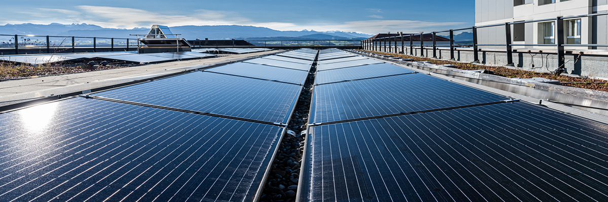 Des panneaux solaires installés sur un toit par Groupe E.