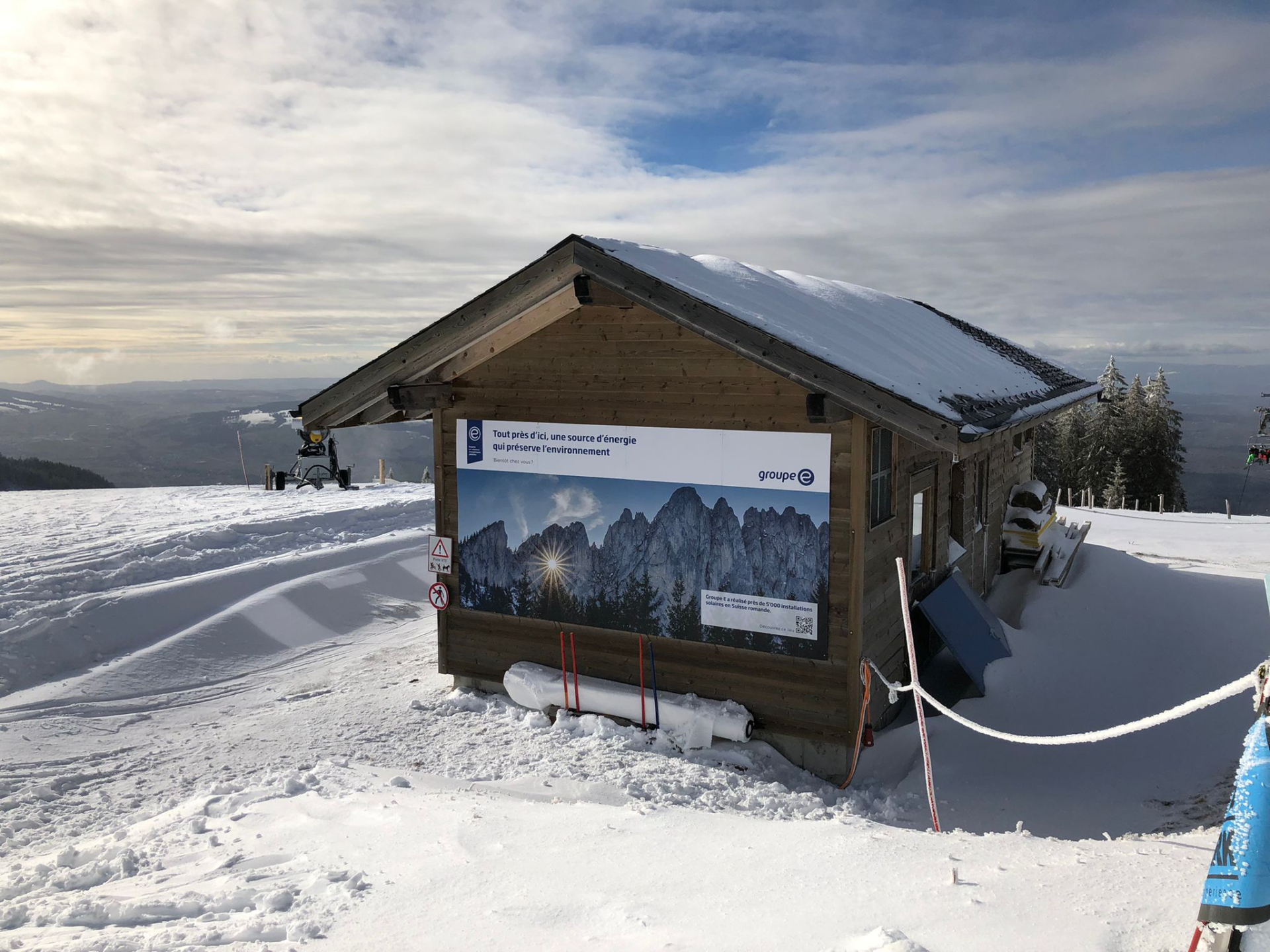 Cabane sur une montagne enneigée