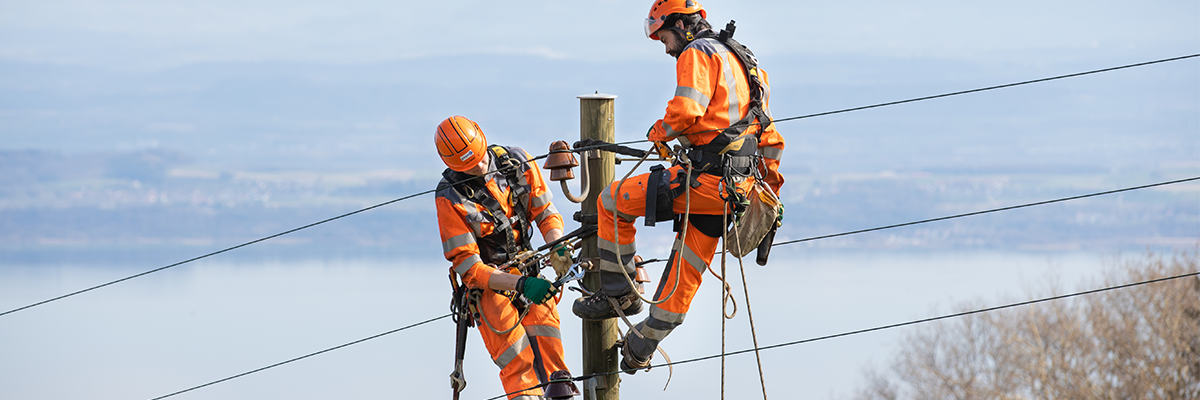 Elektriker des Stromnetzbetreibers Groupe E auf einem Strommast