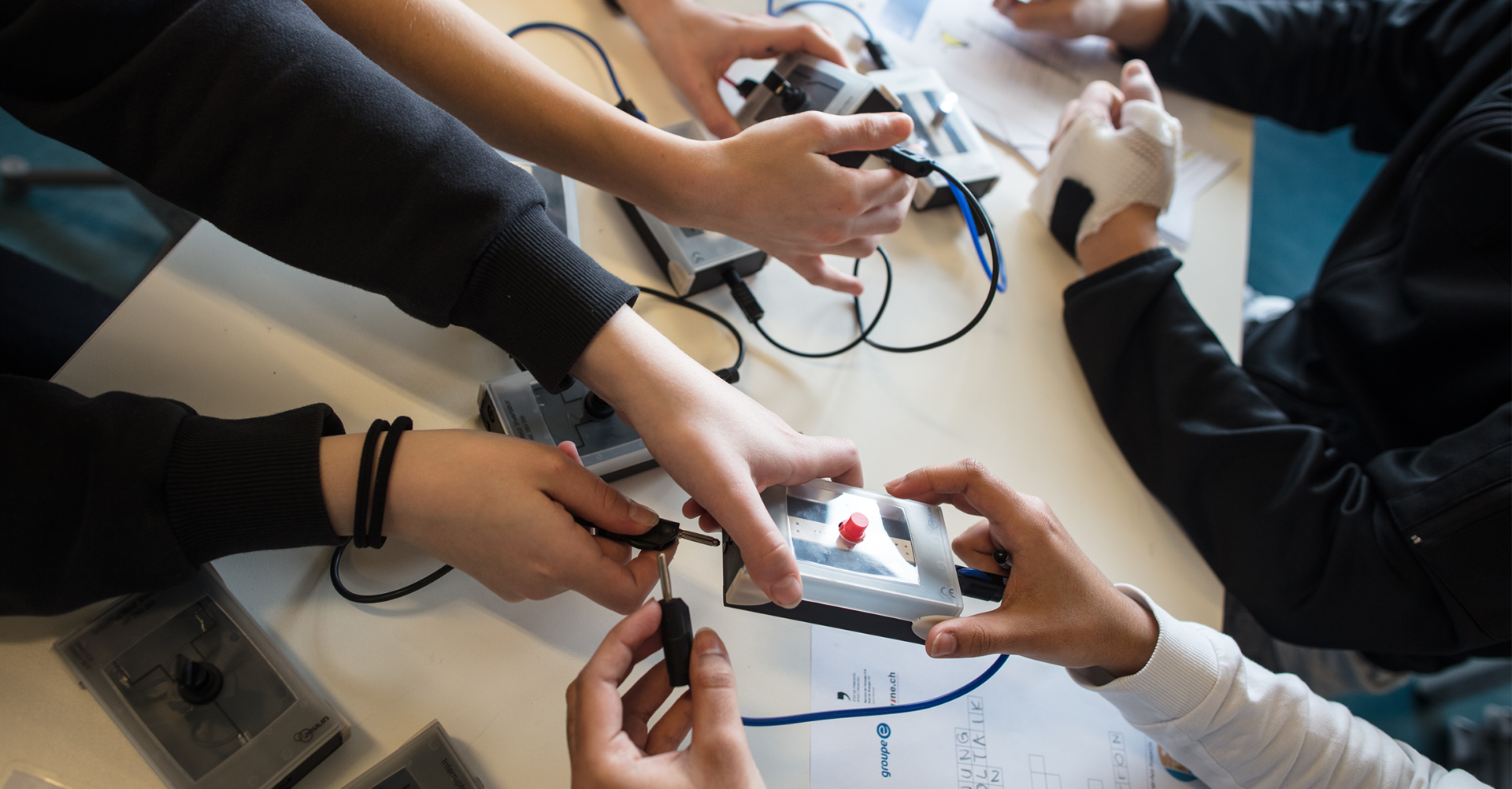 Des élèves manipulent des outils pour mesurer l’électricité