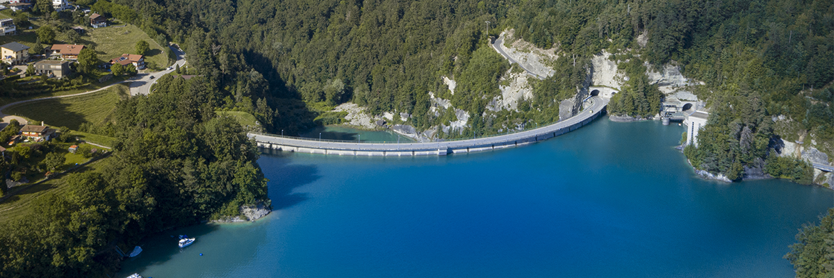 Vue aérienne du barrage de Rossens dans le canton de Fribourg