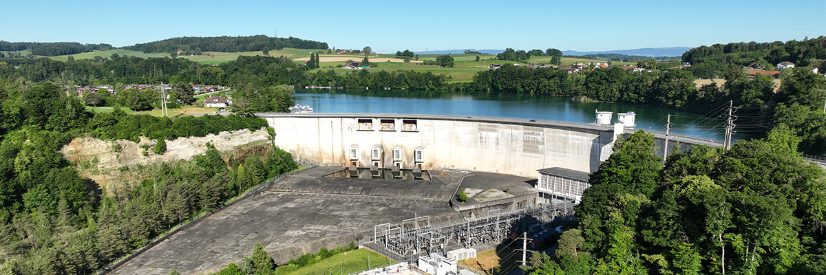 Blick auf den Staudamm von Schiffenen, betrieben von Groupe E