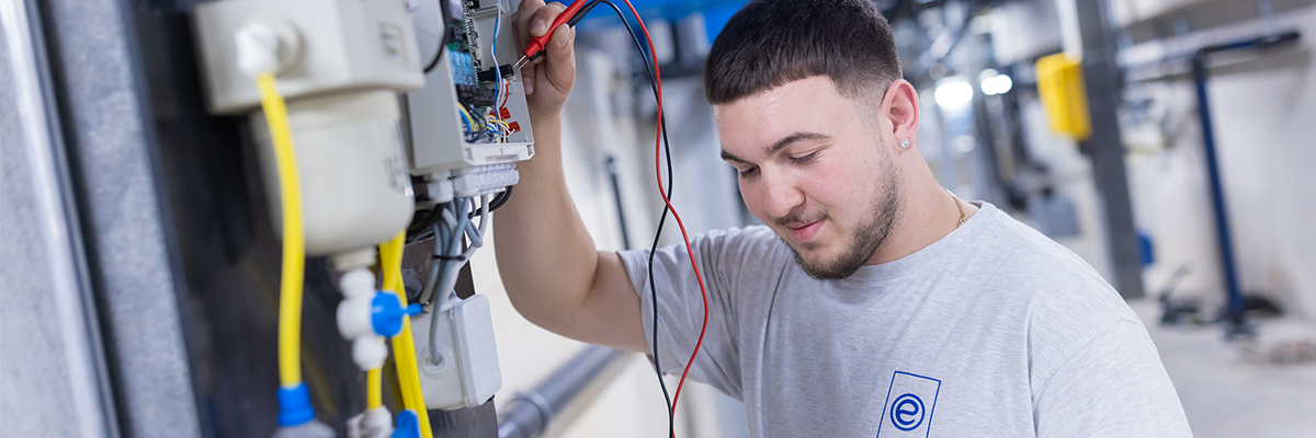 Ein Techniker der Groupe E nimmt Messungen vor.
