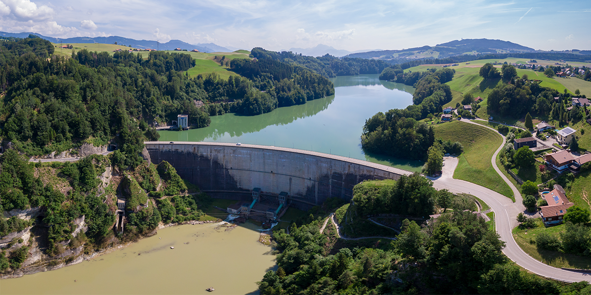 Vue sur le barrage de Rossens, exploité par Groupe E
