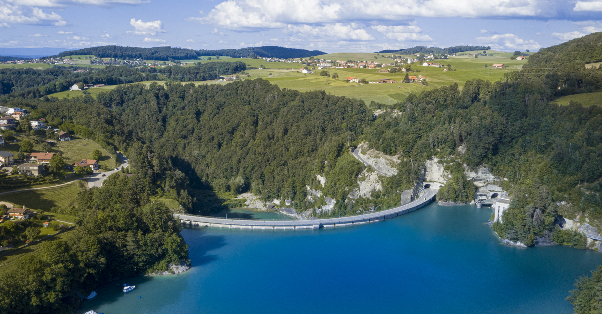 Luftaufnahme des Rossens-Staudamms