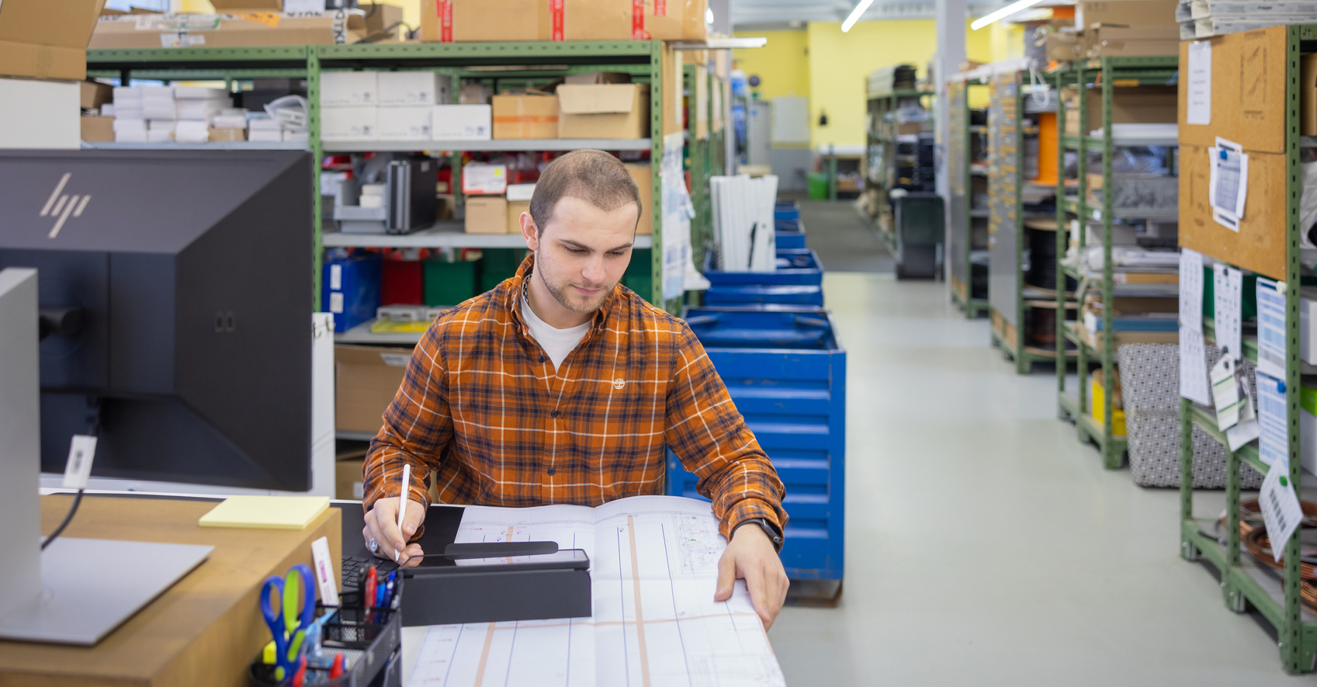 Un collaborateur de Groupe E étudiant des documents à son bureau