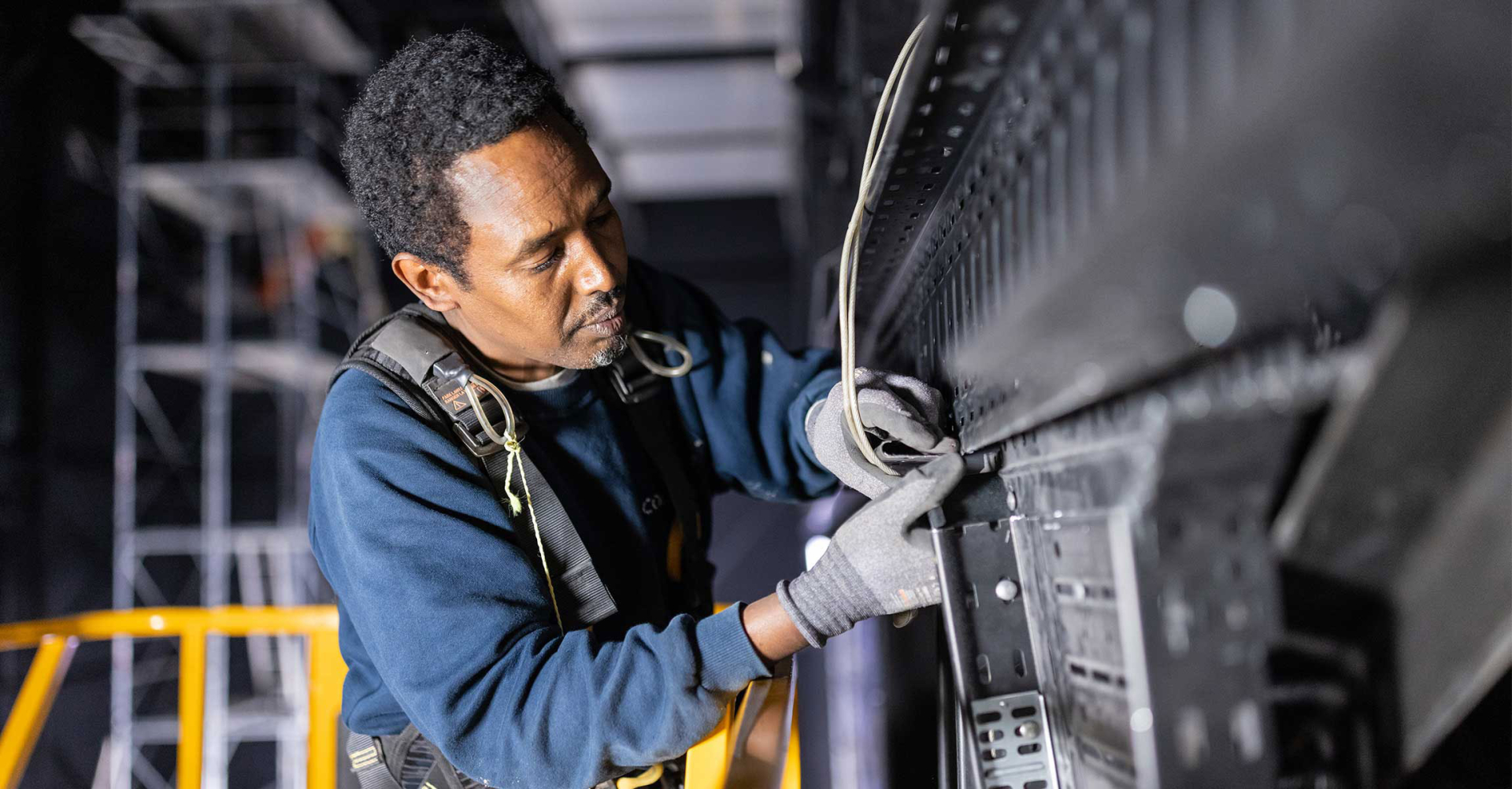 Ein Elektromonteur der Groupe E schließt die Anlagen eines Theaters an.