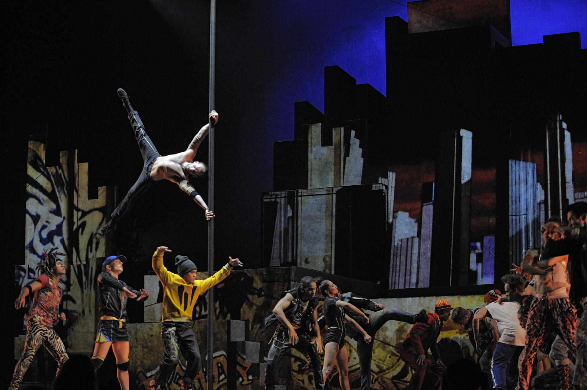 Pionnier du cirque contemporain, le Cirque Éloize revient avec son œuvre phare « ID ».