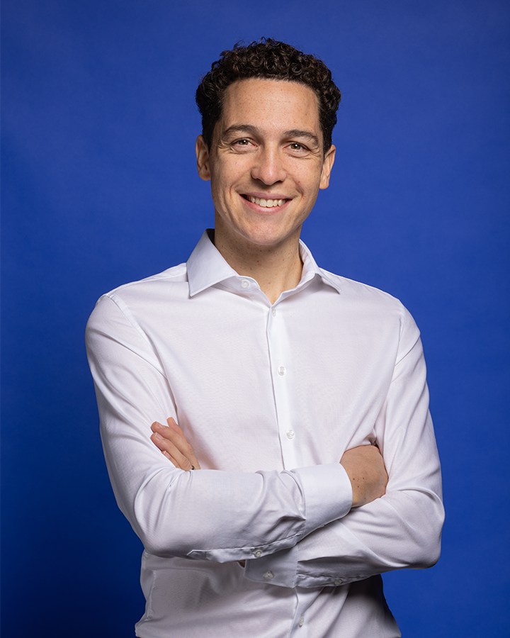 Portrait de Brian Benacloche, responsable des succursales de Monthey et du Bouveret