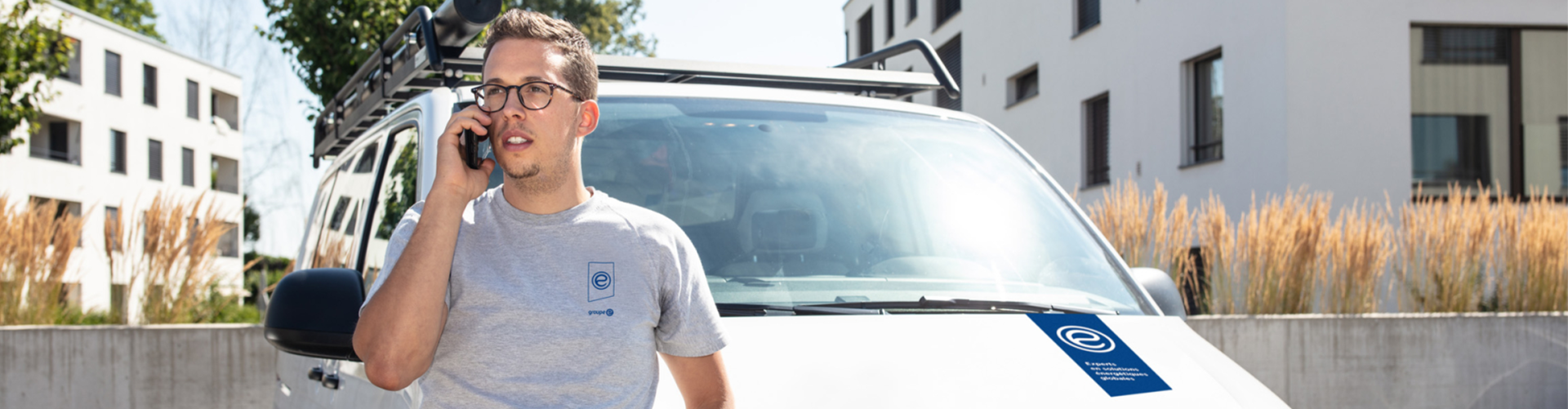 Un dépanneur de Groupe E est en conversation téléphonique avec un client