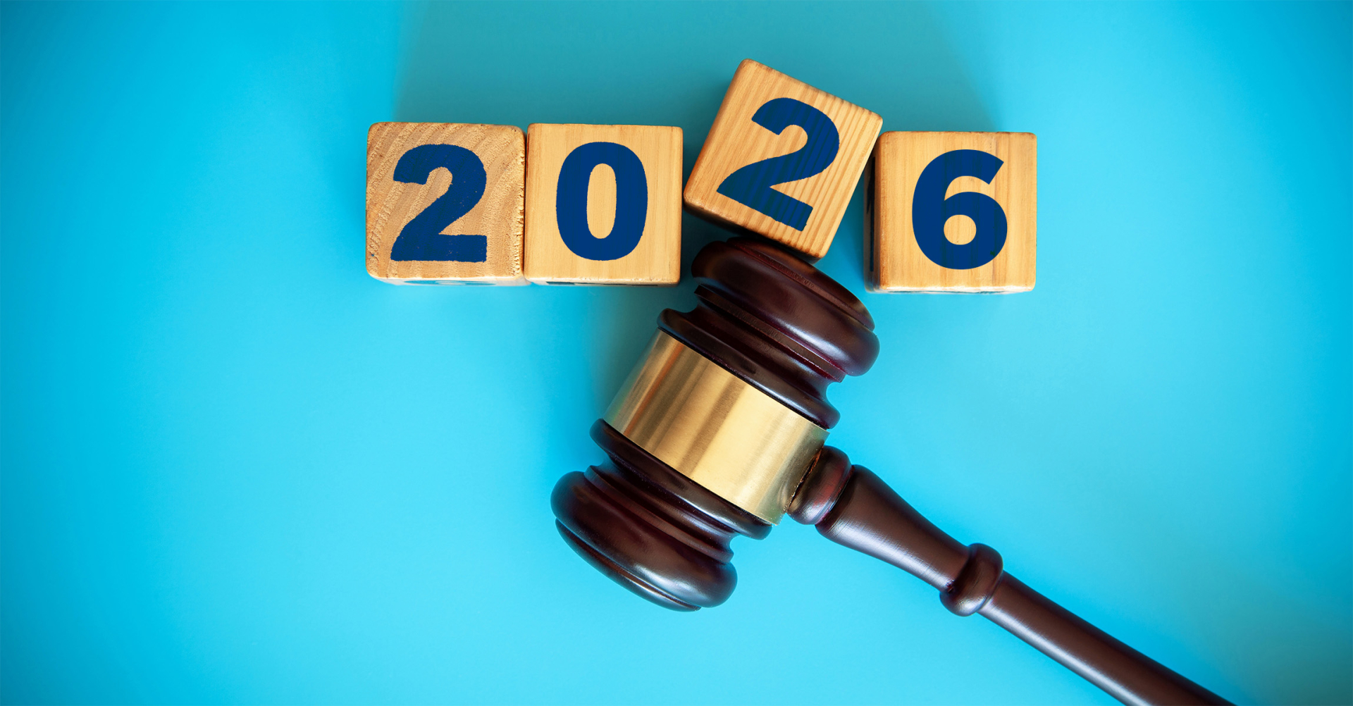 Richterhammer und Holzblöcke mit der Zahl 2025