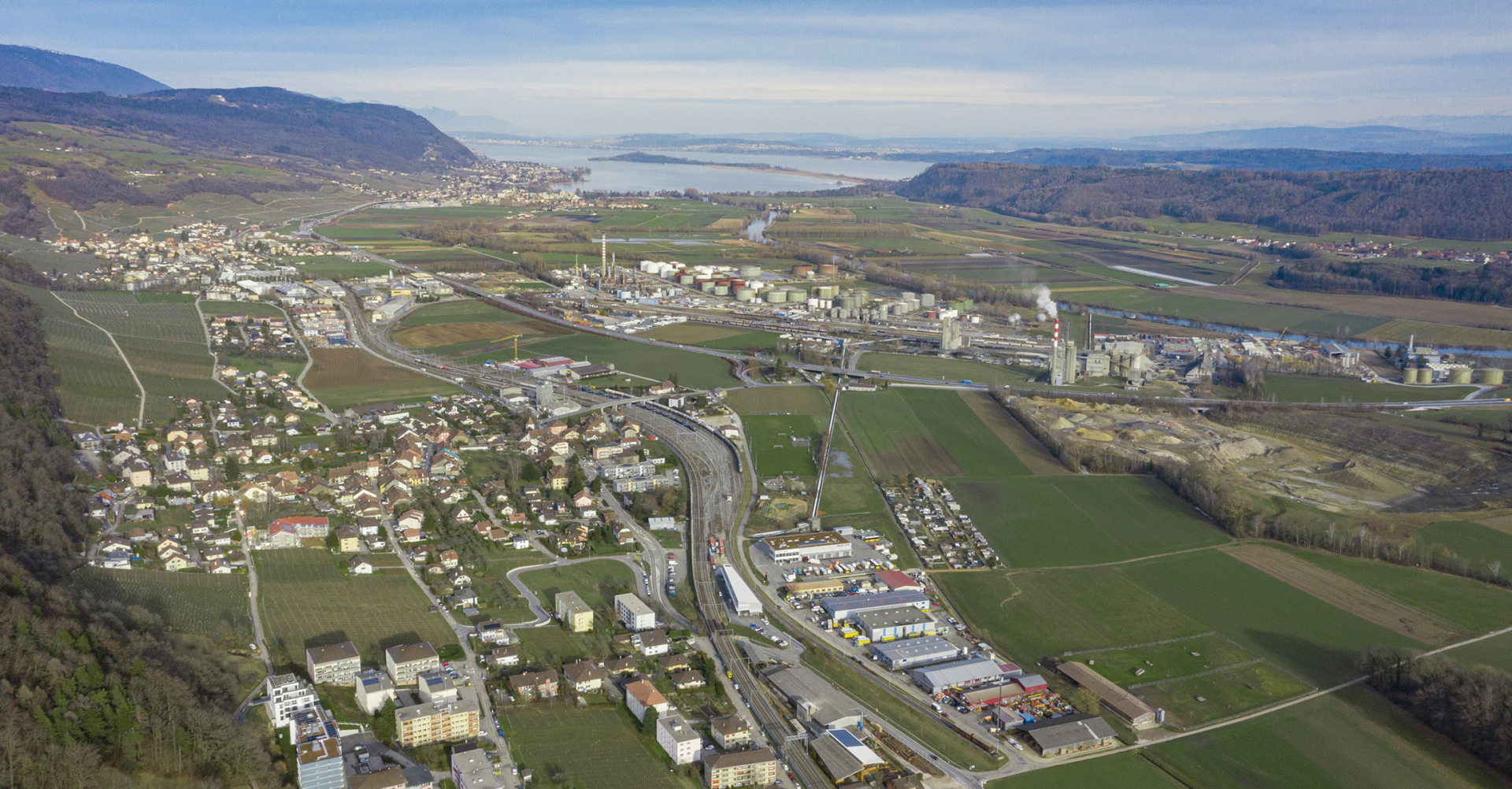Vue du ciel de la région de l’Entre-deux-Lacs et de la raffinerie VARO