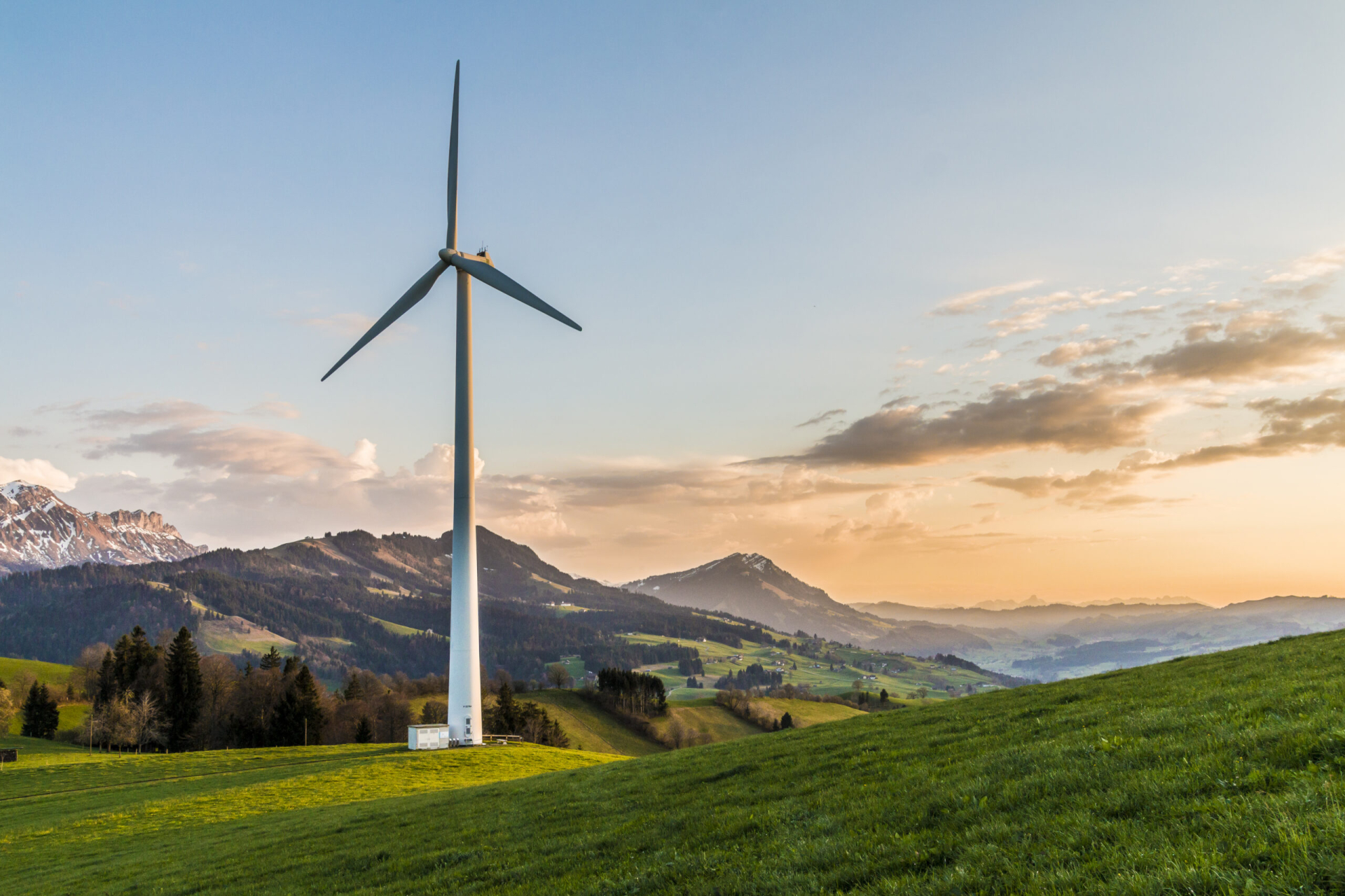 Paysage d'éolienne avec un couché de soleil (Eole)