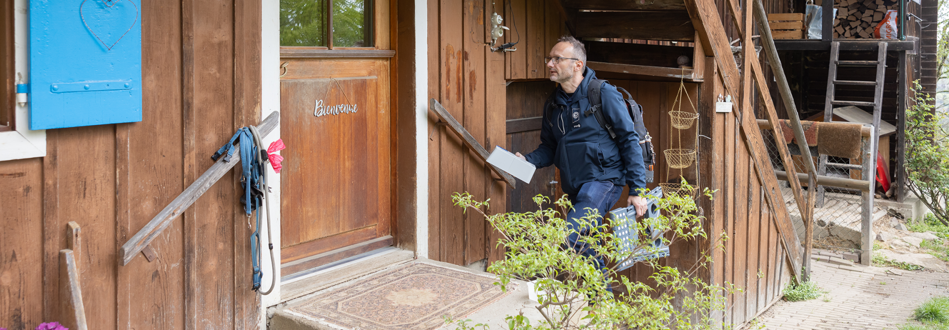 Un releveur de compteur d'électricité de Groupe E se rend chez un client