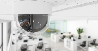 Garantissez la sécurité de vos bâtiments avec des alarmes et de la vidéosurveillance.