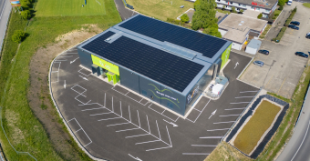 Centre de loisirs avec des panneaux solaires installés par Groupe E
