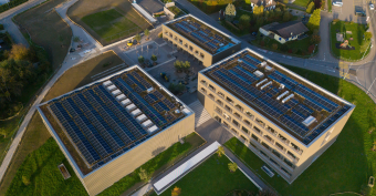 Ecole avec des panneaux solaires installés par Groupe E