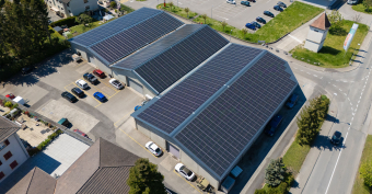 Halle de stockage avec des panneaux solaires installés par Groupe E