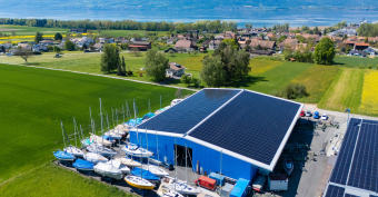 Halle de stockage avec des panneaux solaires installés par Groupe E