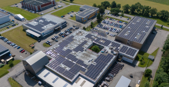 Industrie avec des panneaux solaires installés par Groupe E