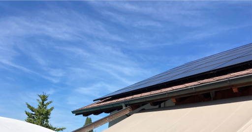 Panneaux solaires installés sur une villa individuelle